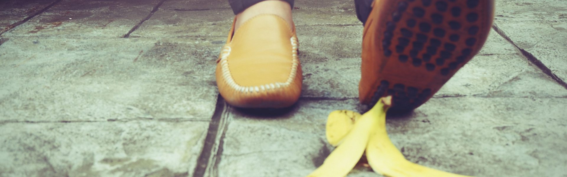 Proč se (ne) kloužeme po banánové slupce?